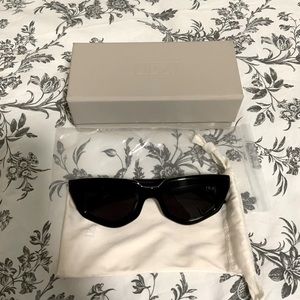 Dezi On Read Sunnies